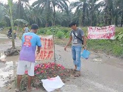 Kritik Jalan Rusak, Warga di Asahan Bikin Replika Kuburan