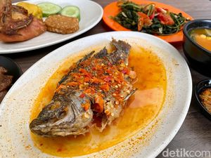 Aduh Enaknye! Pecak Ikan Nila dan Semur Jengkol di Warung Ayah Rojak Aduh Enaknye! Pecak Ikan Nila dan Semur Jengkol di Warung Ayah Rojak