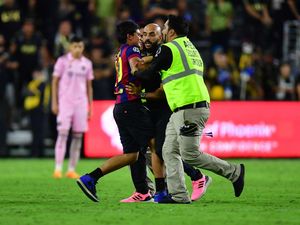 Bodyguard Messi Sigap, Tangkap Fans yang Terobos Lapangan!