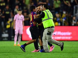 Bodyguard Messi Sigap, Tangkap Fans yang Terobos Lapangan!