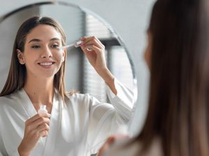 5 Serum Vitamin C untuk Wanita Usia 30-an yang Bisa Bantu Atasi Kerutan 5 Serum Vitamin C untuk Wanita Usia 30-an yang Bisa Bantu Atasi Kerutan