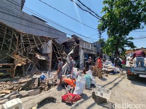 Tiga Bangunan di Kapasari Ambruk Diduga Dampak Proyek Gorong-gorong Tiga Bangunan di Kapasari Ambruk Diduga Dampak Proyek Gorong-gorong