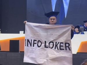 Nonjok Banget! Mahasiswa Bentangkan Spanduk Info Loker Usai Wisuda