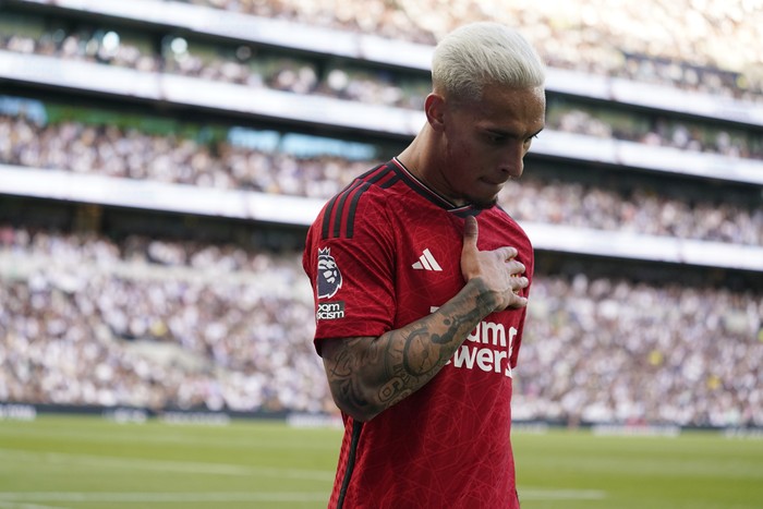 antony manchester united liga inggris premier league tottenham hotspur vs manchester united Manchester United's Antony reacts during the Premier League soccer match between Tottenham Hotspur and Manchester United at the Tottenham Hotspur Stadium in London, England, Saturday, Aug. 19, 2023. (AP Photo/Alberto Pezzali)