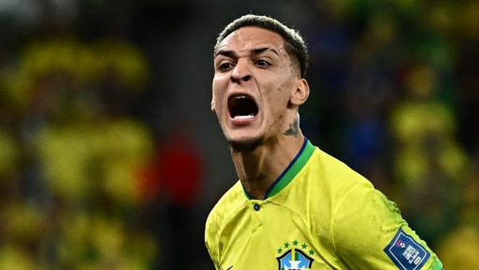 antony timnas brasil manchester united piala dunia 2022 Brazils forward #19 Antony reacts during the Qatar 2022 World Cup quarter-final football match between Croatia and Brazil at Education City Stadium in Al-Rayyan, west of Doha, on December 9, 2022. (Photo by Jewel SAMAD / AFP)