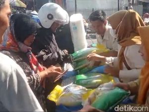Tekan Harga Beras, Bulog-Disperindag Lamongan Gelontorkan 5 Ton Beras Tekan Harga Beras, Bulog-Disperindag Lamongan Gelontorkan 5 Ton Beras