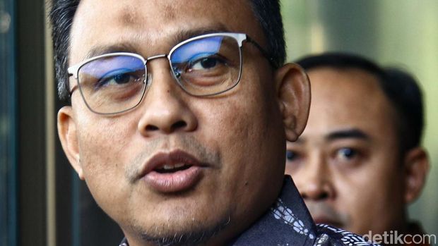 Ketua Umum PKB Muhaimin Iskandar atau Cak Imin tak menghadiri pemeriksaan KPK. Pemeriksaan Cak Imin ditunda hingga pekan depan.