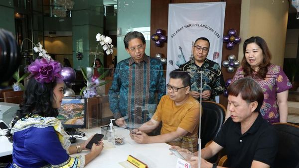 Direksi Bank Mega Sapa Nasabah di Hari Pelanggan Nasional