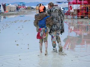 Dunia Hari Ini: Festival Burning Man Berubah Jadi Bencana Banjir Lumpur Dunia Hari Ini: Festival Burning Man Berubah Jadi Bencana Banjir Lumpur
