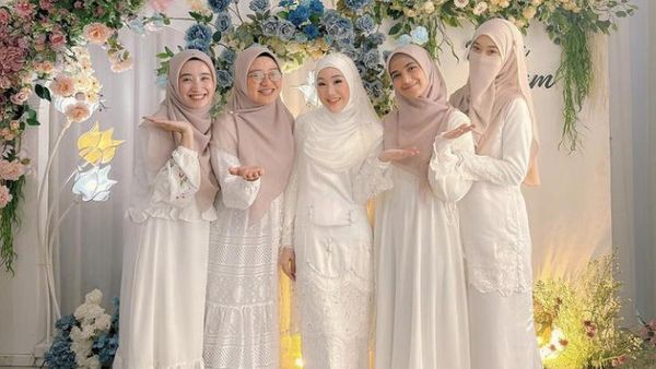 7 Gaya Nadya Mustika Jadi Bridesmaid Larissa Chou, Anggun Berbusana Syari