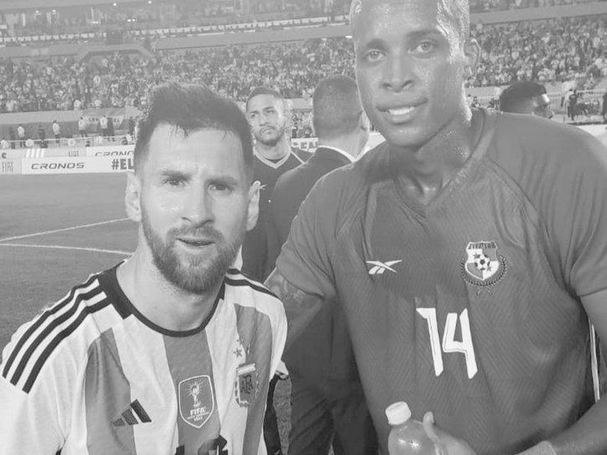 Gilberto Hernandez (kanan) saat pose bersama Lionel Messi. (Foto: Twitter)