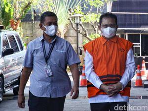 Hasbi Hasan Berompi Tahanan dan Tangan Diborgol