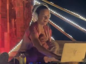 Kisah Ibu yang Tuai Kontroversi, Nge-DJ Sambil Gendong dan Susui Bayi Kisah Ibu yang Tuai Kontroversi, Nge-DJ Sambil Gendong dan Susui Bayi
