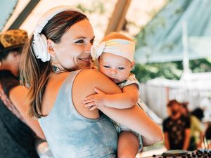 8 Foto DJ yang Viral, Manggung Sambil Gendong dan Susui Bayinya 8 Foto DJ yang Viral, Manggung Sambil Gendong dan Susui Bayinya