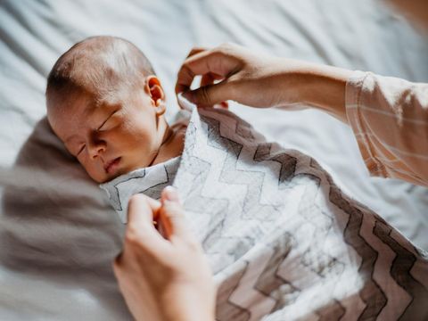 Ilustrasi Bayi Dibedong
