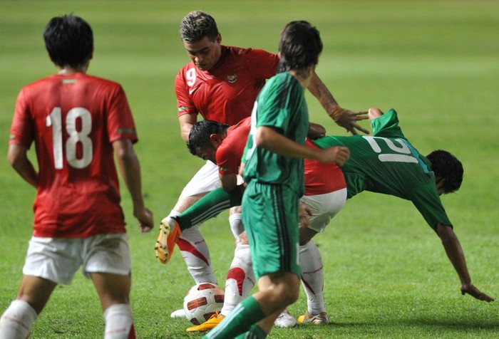 Hangeldiyev Guvanch (#21) of Turkmenistan battles for the ball with Firman Utina (C) and Christian Gonzales (#9) of Indoneisa during their 2014 World Cup Asian qualifying football match at the Gelora Bung Karno stadium in Jakarta on July 28, 2011. Indonesia beat Turkmenistan 4-3. AFP PHOTO / ADEK BERRY (Photo by ADEK BERRY / AFP)