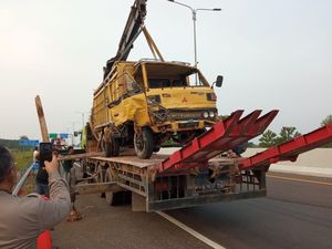 Ditabrak Raize Ngebut dari Belakang, Truk Pindahan Seruduk Pembatas Tol Palindra