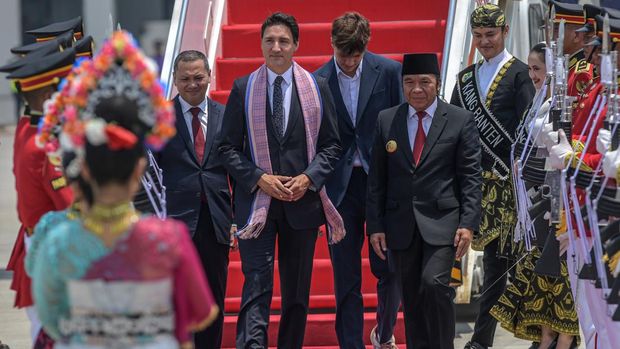 Perdana Menteri Kanada Justin Trudeau (kedua kiri) bersama anaknya Xavier Trudeau (kedua kanan) didampingi Pj Gubernur Banten Al Muktabar (kanan) dan Deputi Bidang Koordinasi Infrastruktur dan Transportasi Kemenkomarves Rachmat Kaimuddin (kiri) berjalan menuju kendaraan saat tiba di Terminal VVIP Bandara Soekarno Hatta, Banten, Selasa (5/9/2023). ANTARA FOTO/Media Center KTT ASEAN 2023/Raisan Al Farisi/aww.