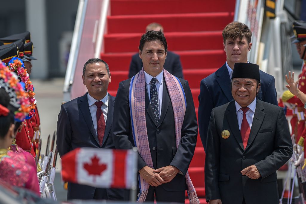 Perdana Menteri Kanada Justin Trudeau (kedua kiri) bersama anaknya Xavier Trudeau (kedua kanan) didampingi Pj Gubernur Banten Al Muktabar (kanan) dan Deputi Bidang Koordinasi Infrastruktur dan Transportasi Kemenkomarves Rachmat Kaimuddin (kiri) berjalan menuju kendaraan saat tiba di Terminal VVIP Bandara Soekarno Hatta, Banten, Selasa (5/9/2023). ANTARA FOTO/Media Center KTT ASEAN 2023/Raisan Al Farisi/aww.