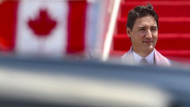 Perdana Menteri Kanada Justin Trudeau (kedua kiri) bersama anaknya Xavier Trudeau (kedua kanan) didampingi Pj Gubernur Banten Al Muktabar (kanan) dan Deputi Bidang Koordinasi Infrastruktur dan Transportasi Kemenkomarves Rachmat Kaimuddin (kiri) berjalan menuju kendaraan saat tiba di Terminal VVIP Bandara Soekarno Hatta, Banten, Selasa (5/9/2023). ANTARA FOTO/Media Center KTT ASEAN 2023/Raisan Al Farisi/aww.