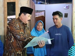 Menteri ATR Hadi Tjahjanto Bagikan 260 Sertifikat Tanah ke Warga Kendari