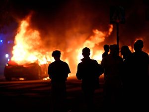 Pilunya Vendor Lentera Festival Lihat Barang Dijarah-Dibakar di Depan Mata