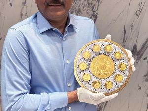 The Crown, Koin Termahal Dunia Untuk Ratu Elizabeth II The Crown, Koin Termahal Dunia Untuk Ratu Elizabeth II
