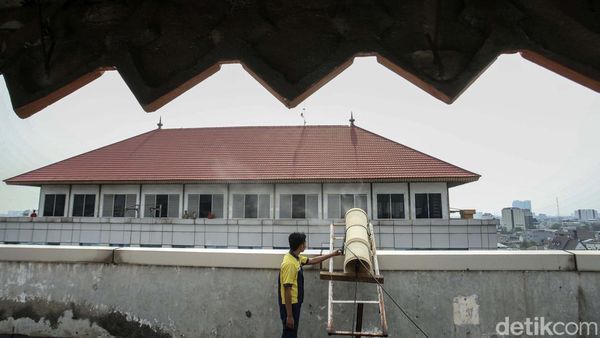 Kurangi Polusi, Pemkot Jakpus Semprot Air dari Lantai 8