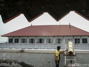 Kurangi Polusi, Pemkot Jakpus Semprot Air dari Lantai 8