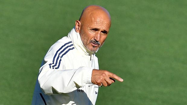 Soccer Football - UEFA Euro 2024 Qualifier - Italy Training - FIGC Coverciano Technical Centre, Coverciano, Italy - September 4, 2023 Italy coach Luciano Spalletti during training REUTERS/Jennifer Lorenzini