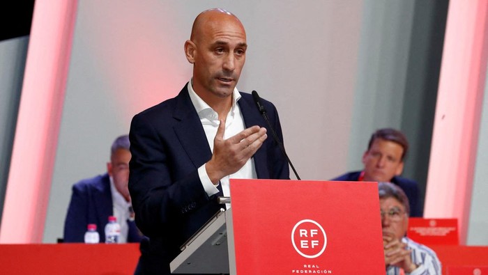 Soccer Football - Spanish Soccer Federation Meeting - Ciudad Del Futbol Las Rozas, Las Rozas, Spain - August 25, 2023  President of the Royal Spanish Football Federation Luis Rubiales announces he will be staying as president during the meeting RFEF/Handout via REUTERS  ATTENTION EDITORS - THIS IMAGE HAS BEEN SUPPLIED BY A THIRD PARTY. NO RESALES. NO ARCHIVES  THIS IMAGE HAS BEEN SUPPLIED BY A THIRD PARTY.