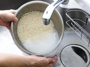 Apa Perlu Mencuci Beras Sebelum Dimasak? Ini Kata Pakar Apa Perlu Mencuci Beras Sebelum Dimasak? Ini Kata Pakar