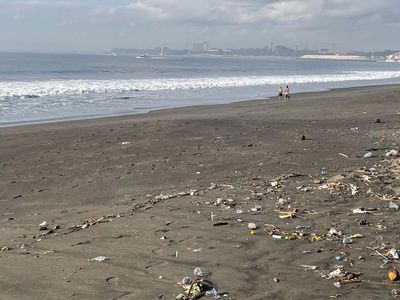 Sedih, Pantai Padang Galak Tak Lagi Nyaman gegara Banyak Sampah