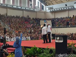 Ganjar-Taj Yasin Pamitan di GOR Semarang, Diiringi Lagu Endank Soekamti