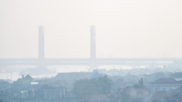 Ngeri! Kota Palembang Memutih Dikepung Kabut Asap
