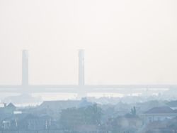 Penampakan Jembatan Ampera yang Hilang Tertutup Kabut Asap Tebal