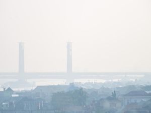 Penampakan Jembatan Ampera yang Hilang Tertutup Kabut Asap Tebal