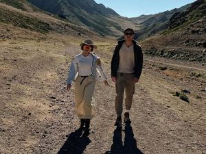 8 Foto Nikita Willy & Suami Pergi ke Mongolia Tanpa Anak, Asik Main di Gurun