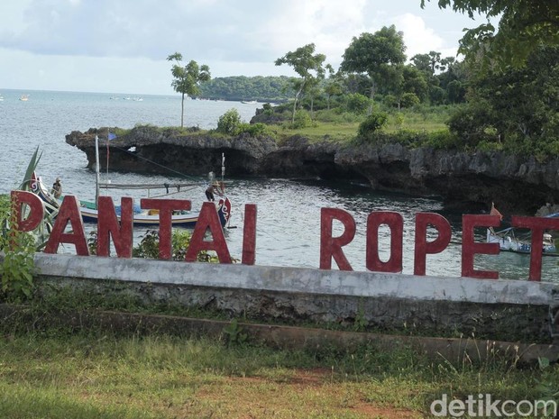 Pantai Ropet/Foto: detik.com