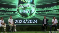 Press conference Pegadaian Liga 2 musim 2023-2024 dihadiri oleh Direktur Utama PT LIB Ferry Paulus, Direktur Utama Program SCM Harsiwi Achmad, Wakil Ketua Umum PSSI Zainudin Amali, dan Direktur Utama Pegadaian Damar Latri.  