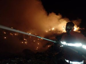Gunungan Sampah di TPA Belitung Terbakar Hebat, Ini Penampakannya Gunungan Sampah di TPA Belitung Terbakar Hebat, Ini Penampakannya