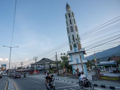 Upaya Penyelamatan Menara Masjid Miring di Palu