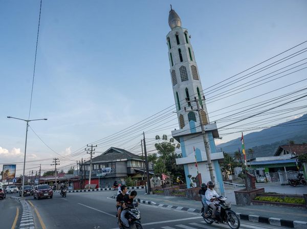 Upaya Penyelamatan Menara Masjid Miring di Palu