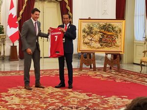 Justin Trudeau Beri Jersey Timnas Basket Kanada Nomor 7 untuk Jokowi