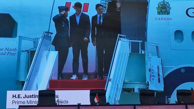 Perdana Menteri (PM) Kanada Justin Trudeau tiba di Indonesia. Justin akan menghadiri rangkaian Konferensi Tingkat Tinggi (KTT) ke-43 Perhimpunan Negara-Negara Asia Tenggara (ASEAN) di Jakarta.