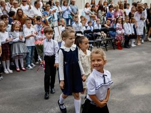 Potret Anak-anak Ukraina Kembali Sekolah di Tengah Perang
