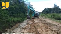Potret Jalan di Kapuas Hulu Mulai Dipoles