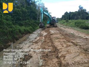 Potret Jalan di Kapuas Hulu Mulai Dipoles