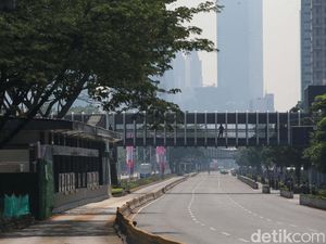 Potret Jalan Sudirman Kosong Pagi Ini