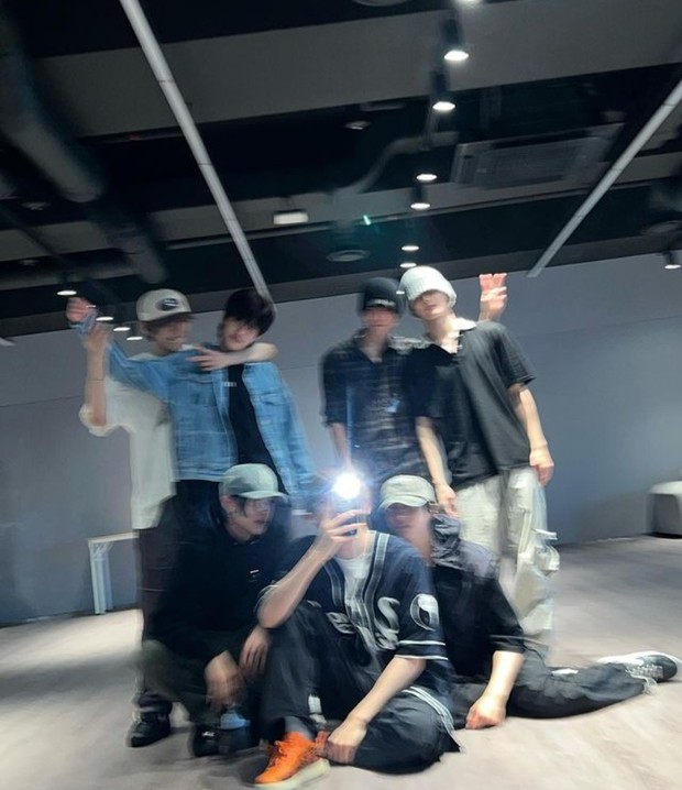 Potret pertama RIIZE yang dibagikan di sosial media/Foto: instagram.com/riize_official Foto anggota RIIZE.